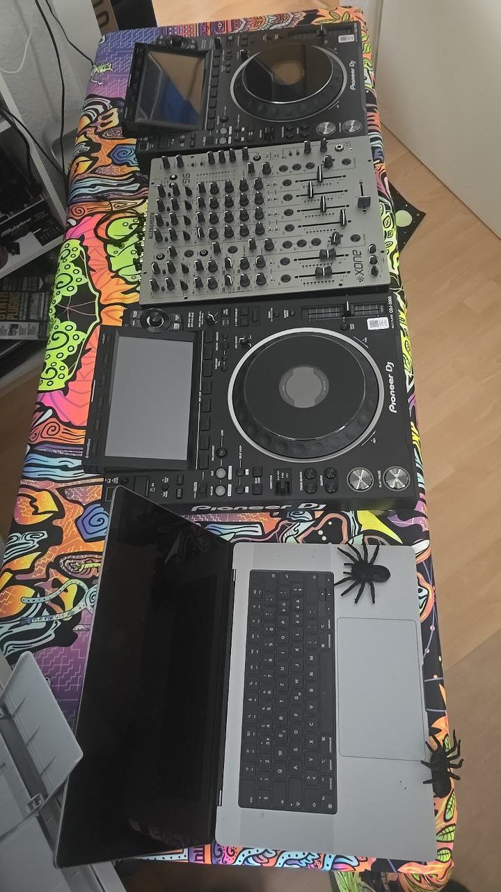 La Sphere Vorbereitungs-Setup mit CDJs, Xone-Mixer und Laptop